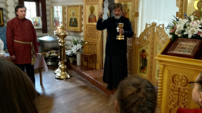 В гости в храм пришли ученики