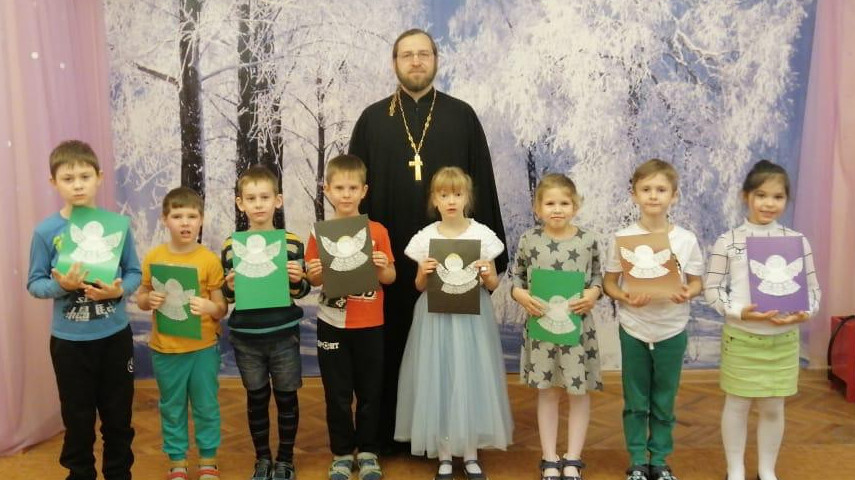 Батюшка поздравил с Рождеством Христовым в садике детишек 