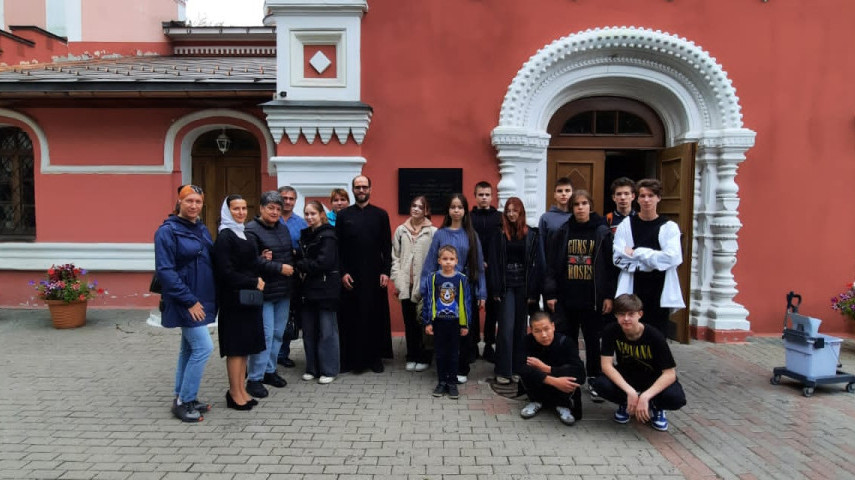 Старшеклассники из САО на экскурсии в храме иконы Божией Матери "Скоропослушница"