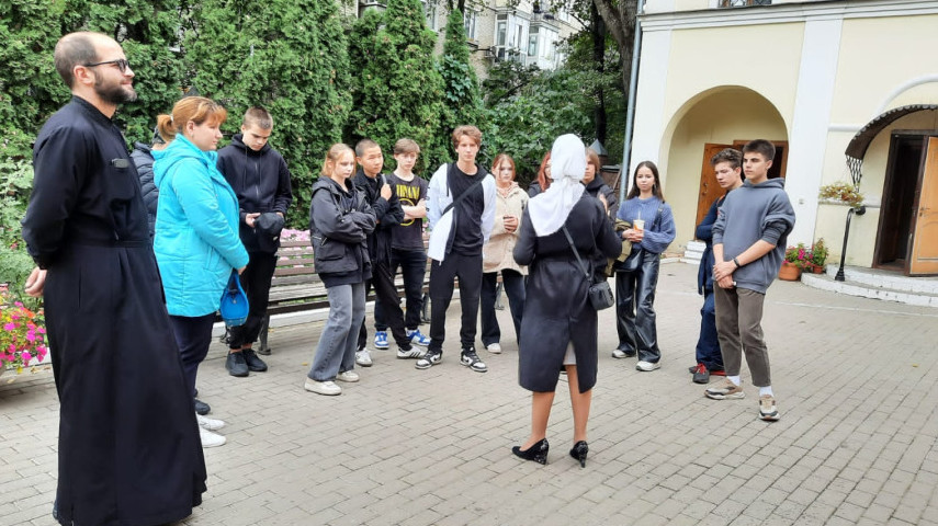 Старшеклассники из САО на экскурсии в храме иконы Божией Матери "Скоропослушница"