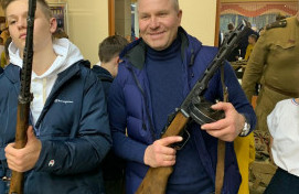 Подвиг прошедших лет прославим на века
